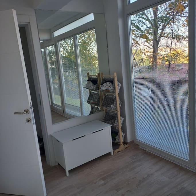 Lovely 1- Bedroom Condo Close To Downtown Skopje Exterior foto