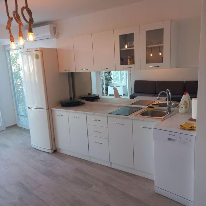 Lovely 1- Bedroom Condo Close To Downtown Skopje Exterior foto