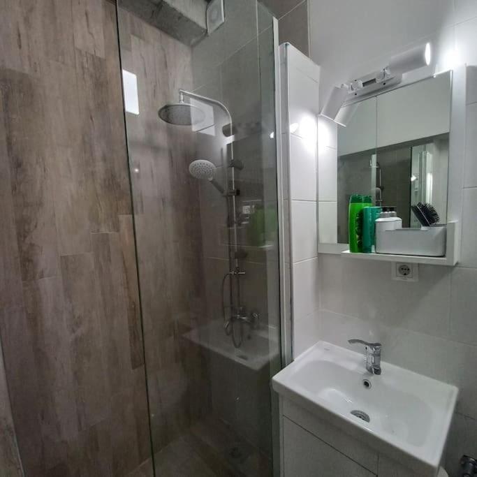 Lovely 1- Bedroom Condo Close To Downtown Skopje Exterior foto